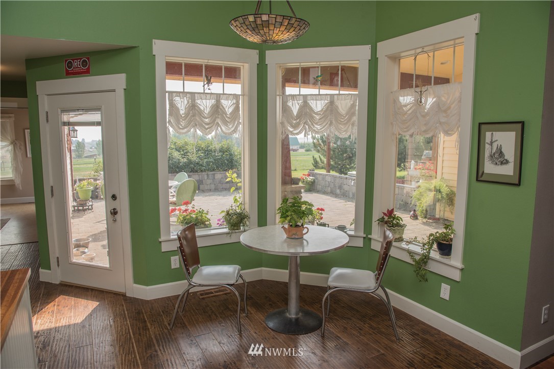 415 Bowers Road Yakima, WA 98908 - Photo 8 of 25 a living room with furniture and a window