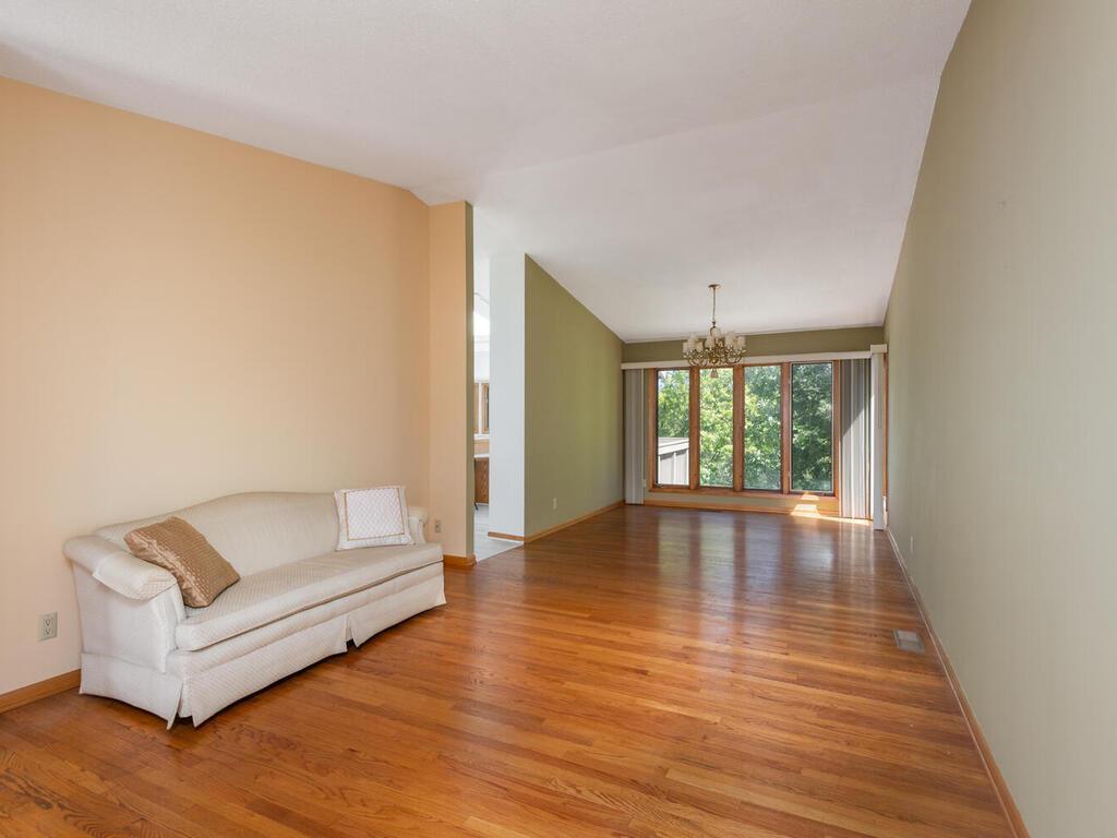 9525 Woodbridge Road Bloomington, MN 55438 - Photo 11 of 27 Gallery Image 11