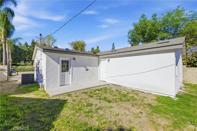 a view of a back yard of the house