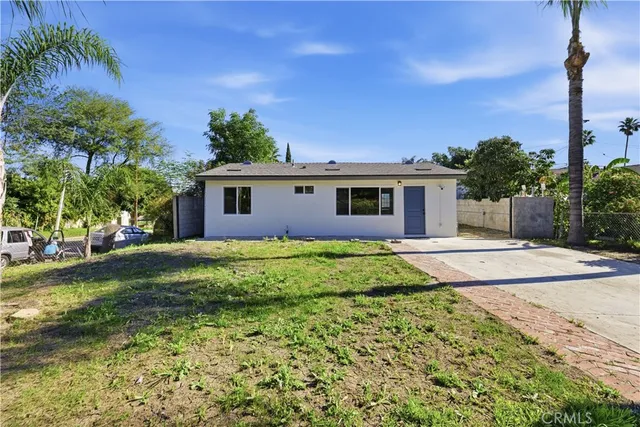 a view of a house with a backyard