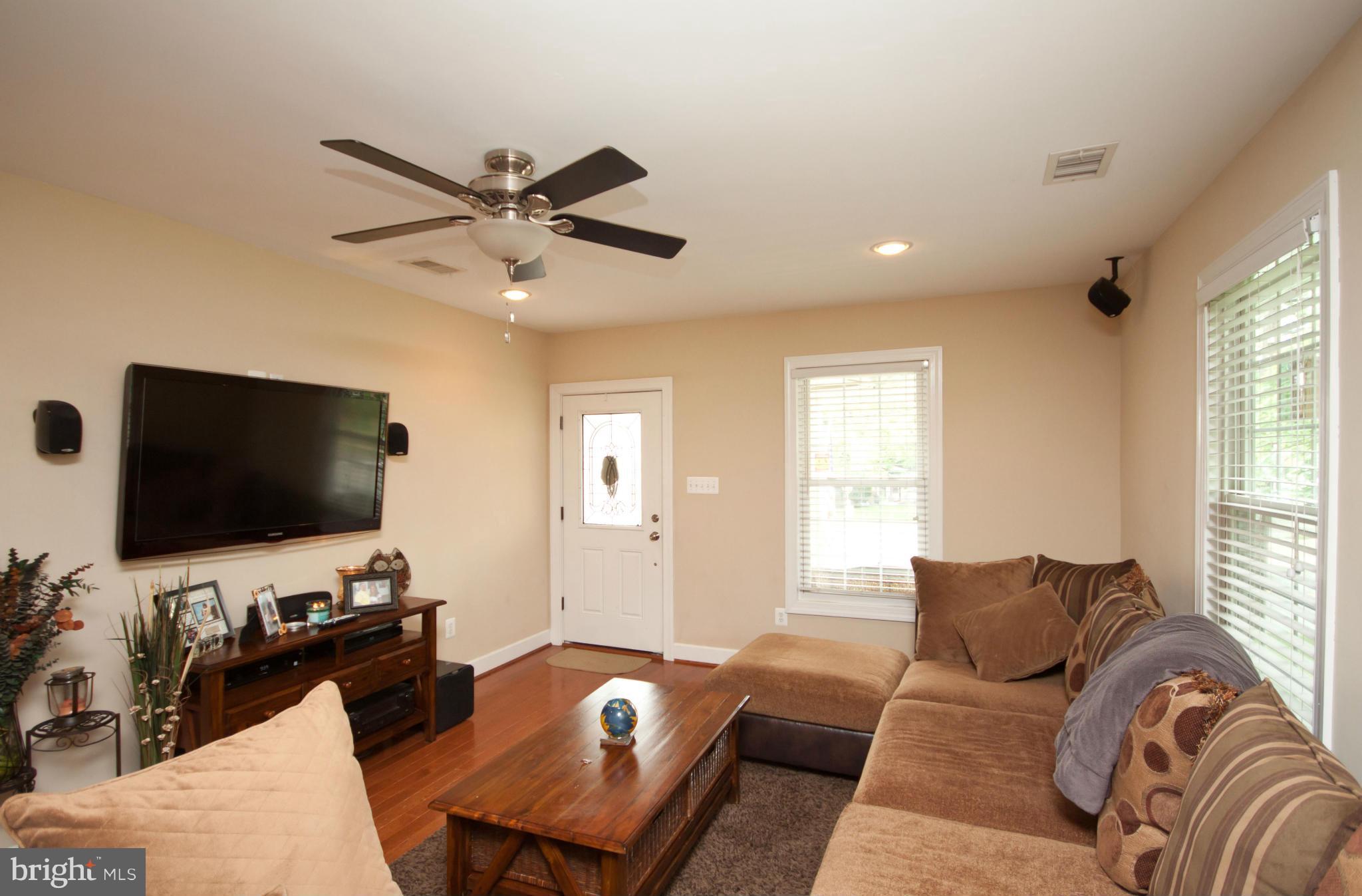 401 Sandy Spring Road Laurel, MD 20707 - Photo 23 of 30 Living Room
