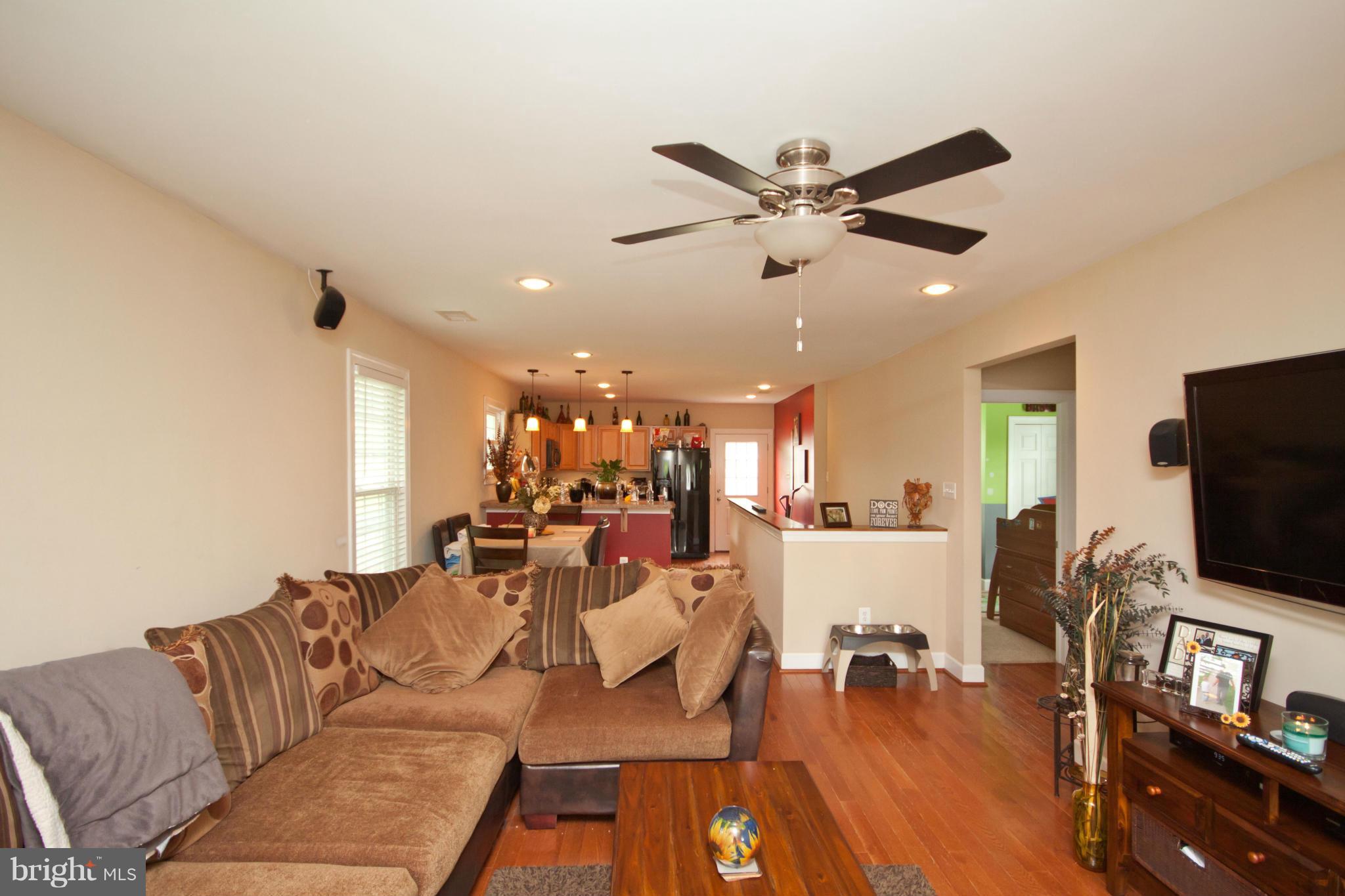 401 Sandy Spring Road Laurel, MD 20707 - Photo 24 of 30 Living Room