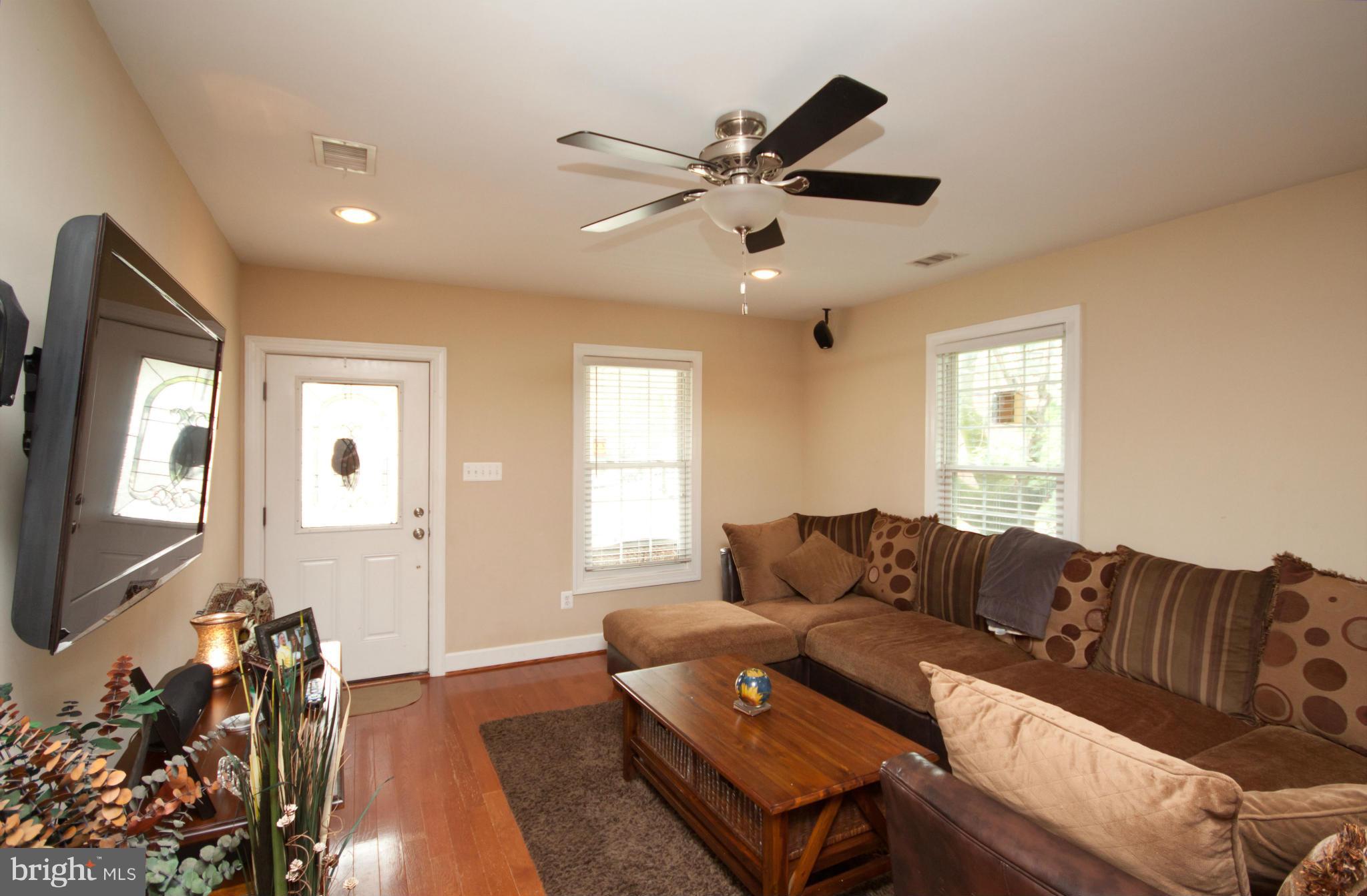401 Sandy Spring Road Laurel, MD 20707 - Photo 25 of 30 Living Room