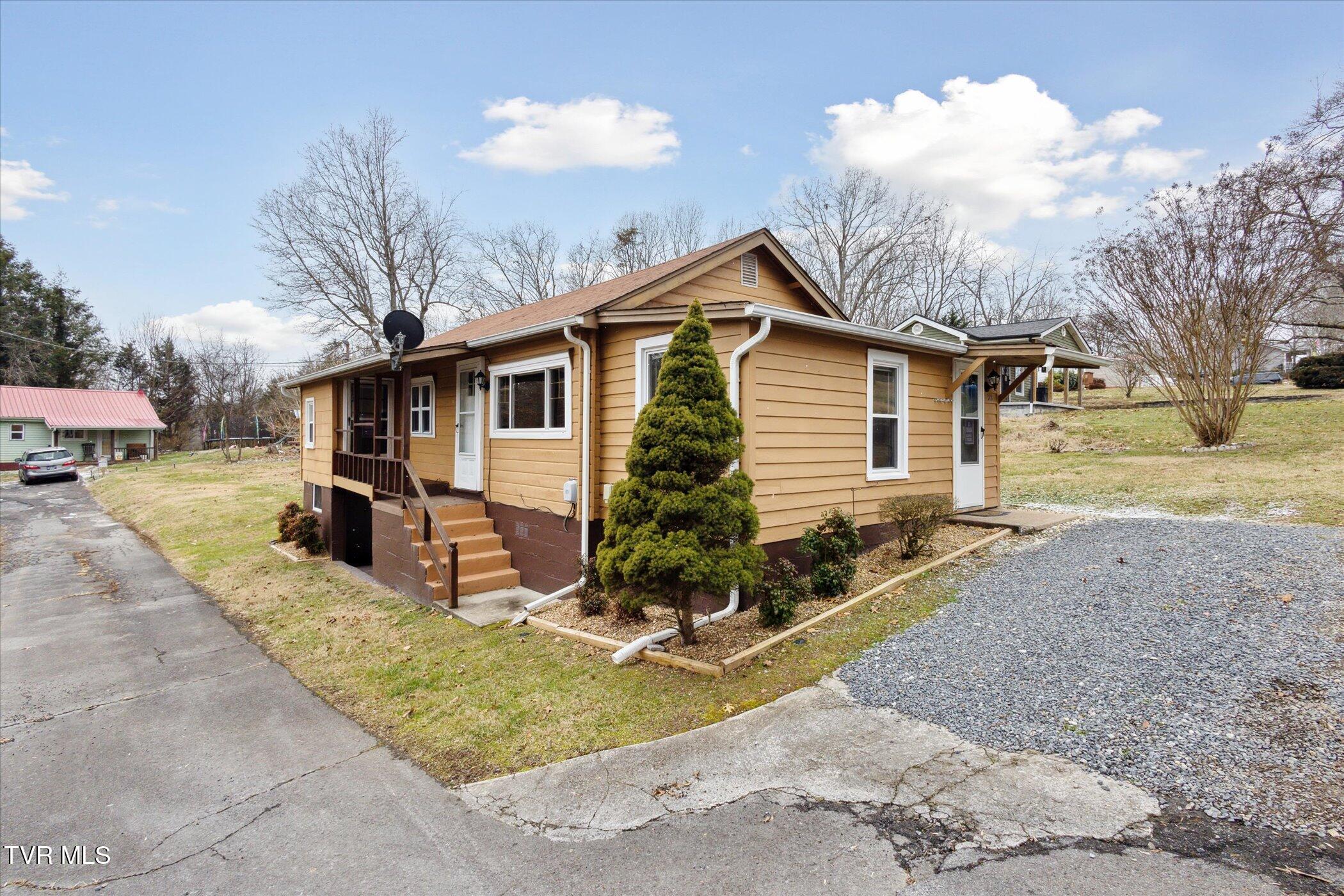 318 Oak Road Bristol, TN 37620 - Photo 1 of 21 02-318-Oak-Rd-Bristol-TN-37620-WindowSti