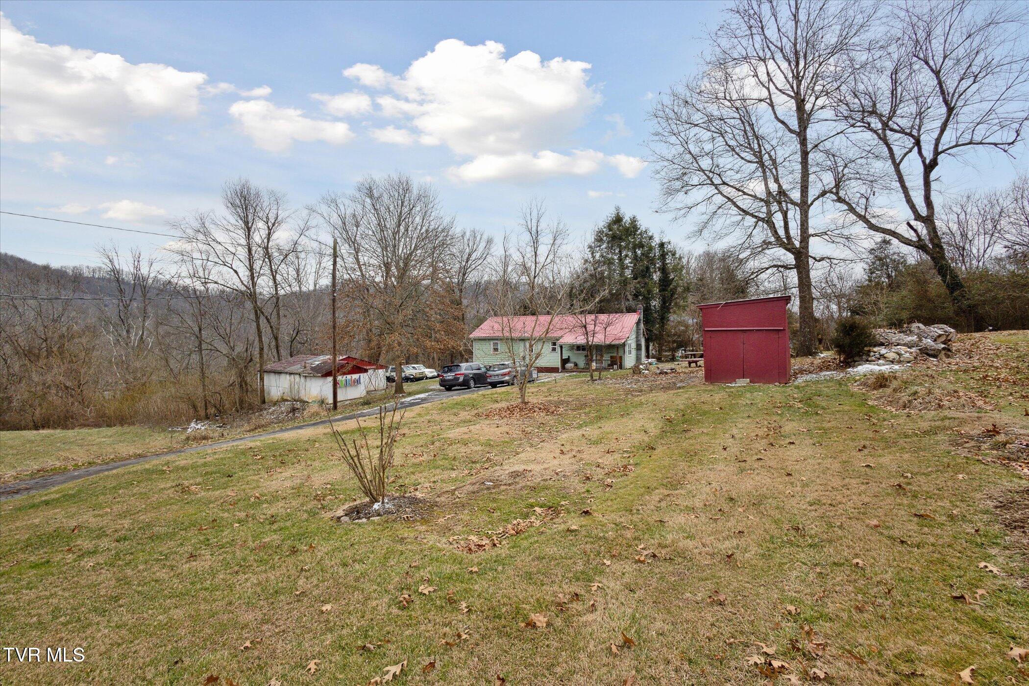 318 Oak Road Bristol, TN 37620 - Photo 20 of 21 BACKYARD