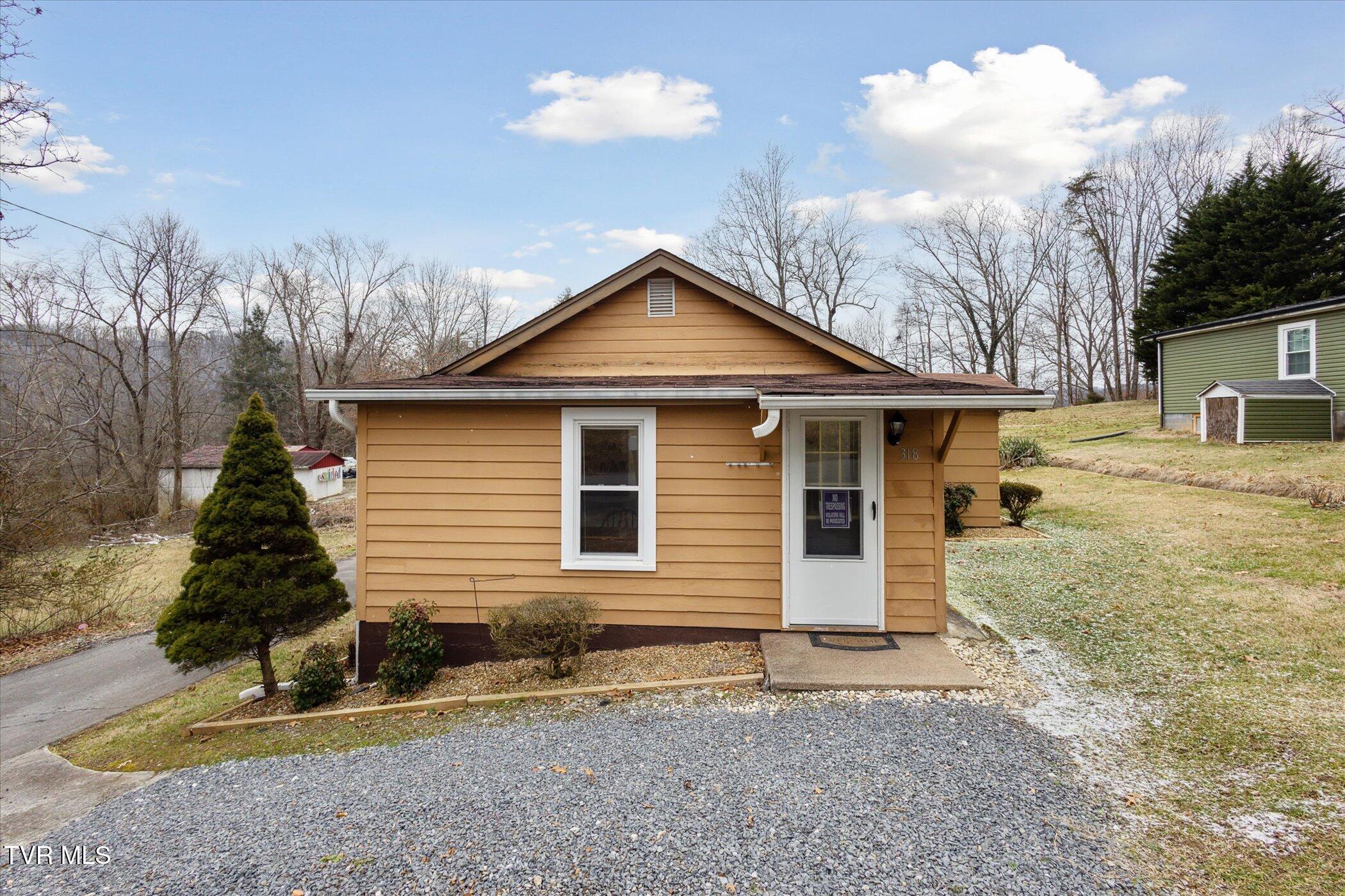 318 Oak Road Bristol, TN 37620 - Photo 3 of 21 03-318-Oak-Rd-Bristol-TN-37620-WindowSti