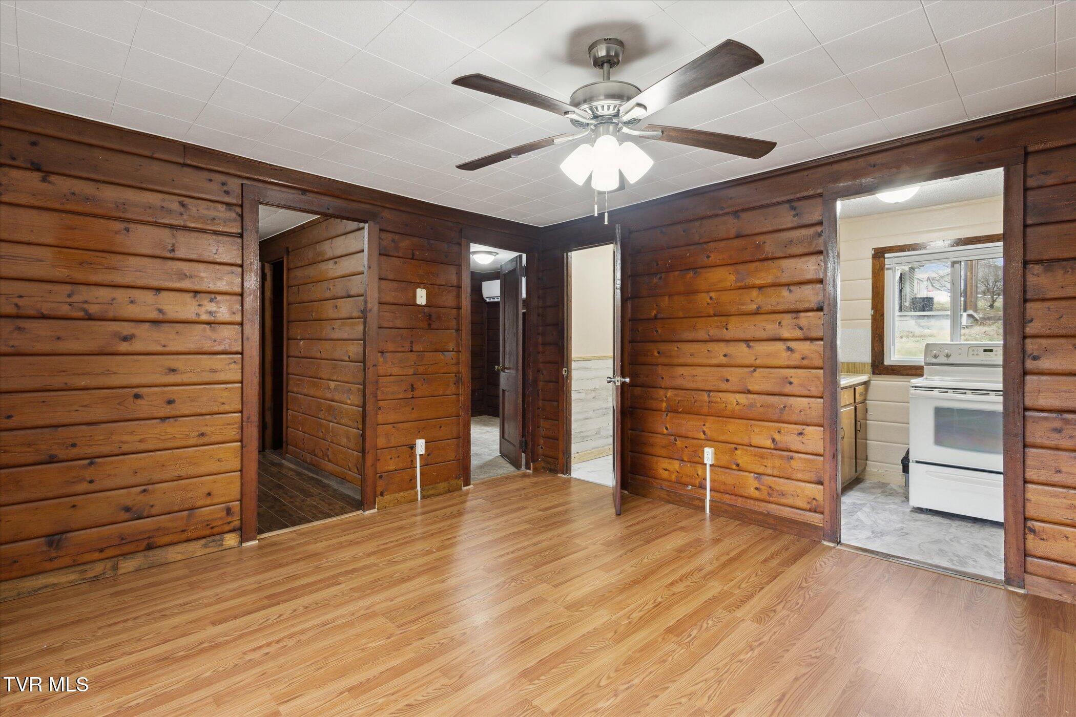 318 Oak Road Bristol, TN 37620 - Photo 8 of 21 Living Room