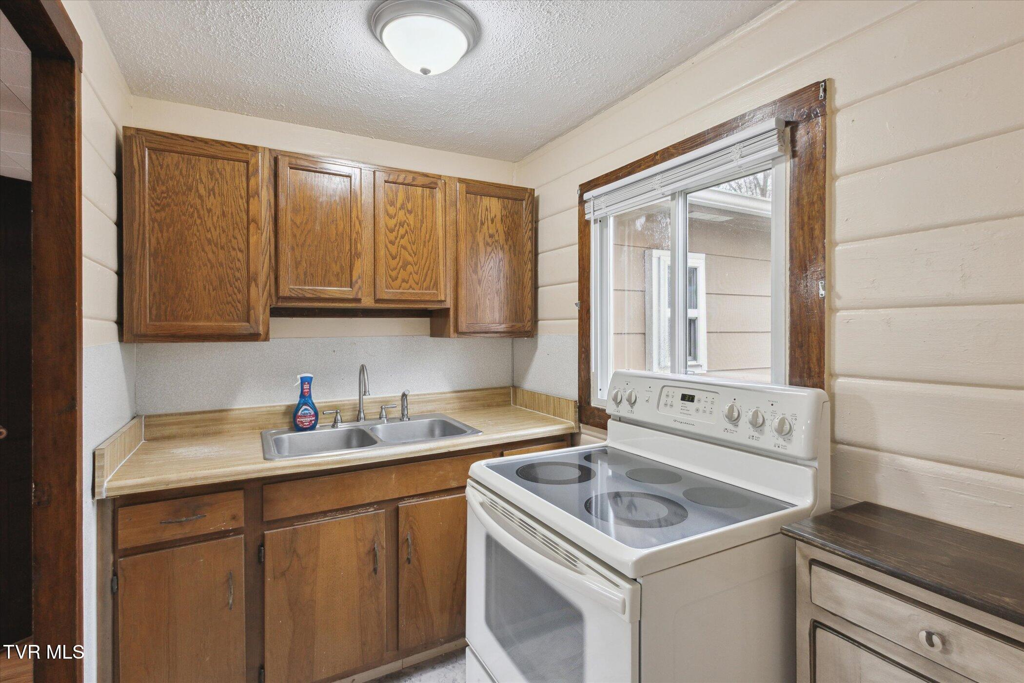 318 Oak Road Bristol, TN 37620 - Photo 9 of 21 Kitchen