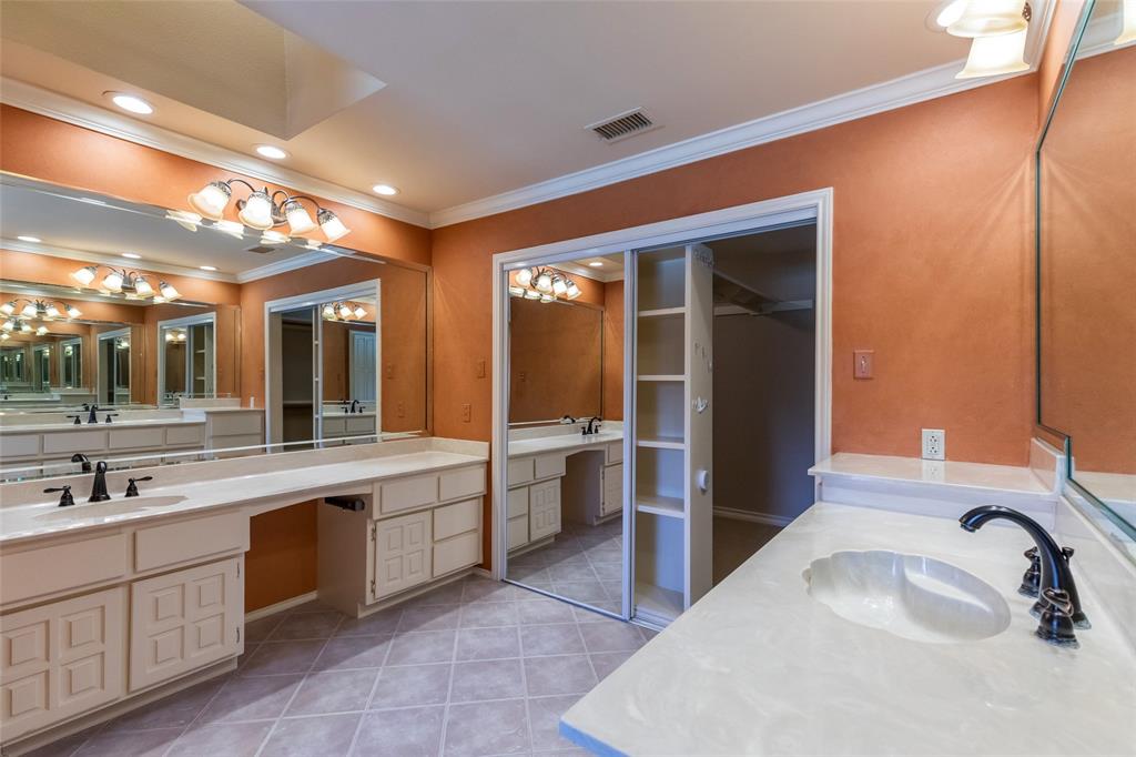 50 Riviera Circle Abilene, TX 79606 - Photo 20 of 40 a large bathroom with a sink and mirror