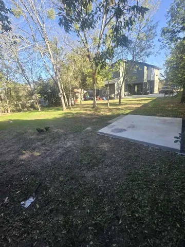 a view of yard with green space