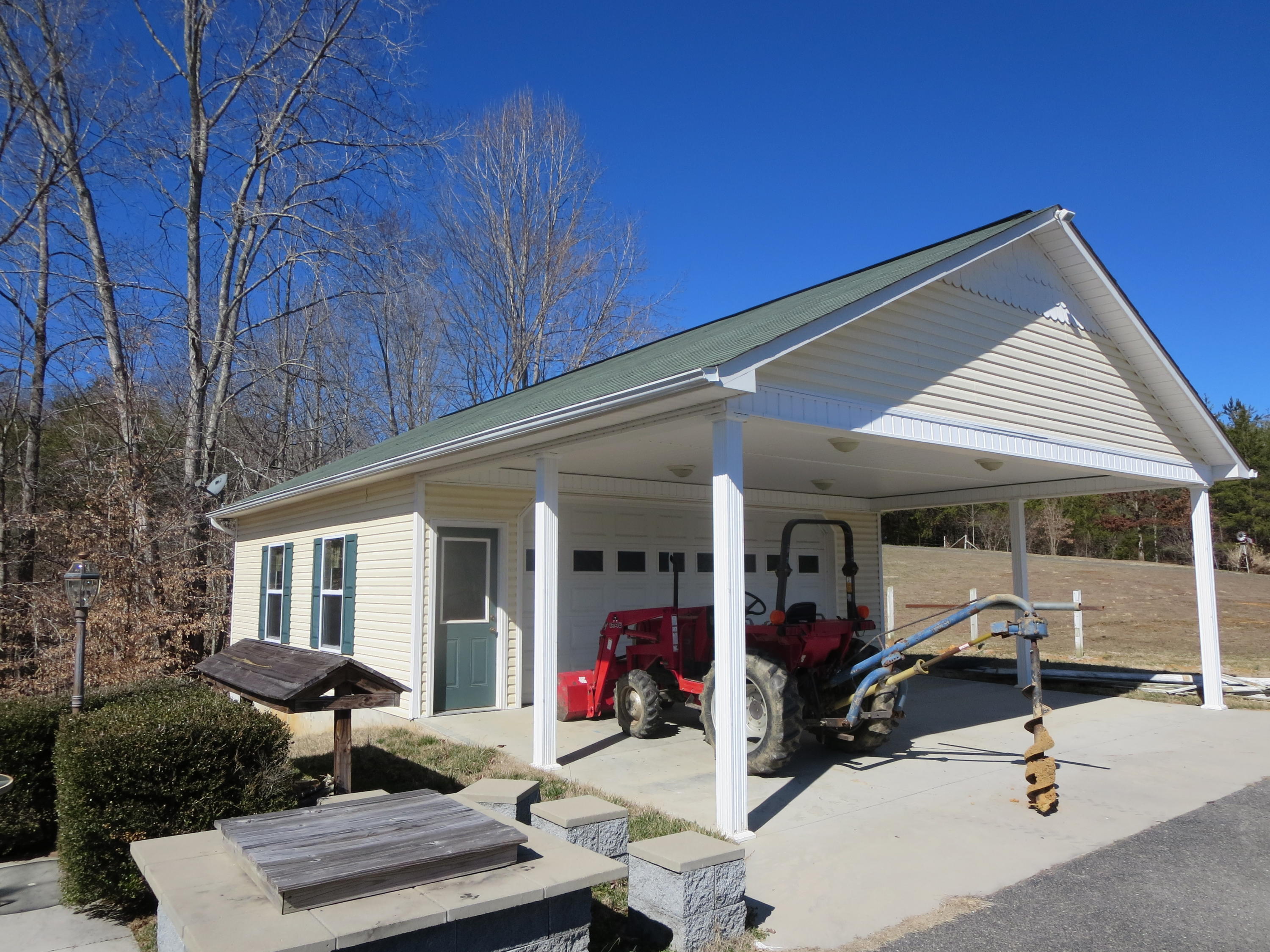 2772 Hinds Creek Road Heiskell, TN 37754 - Photo 4 of 21 Det. Garage / Carport View