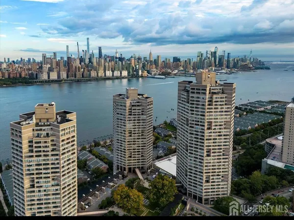 $349,999 | 7000 JFK Boulevard East, Unit 49I, Guttenberg, NJ 07093