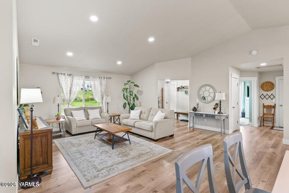 15649 Fisk Road Yakima, WA 98908 - Photo 4 of 37 20251027155834356122000000-o