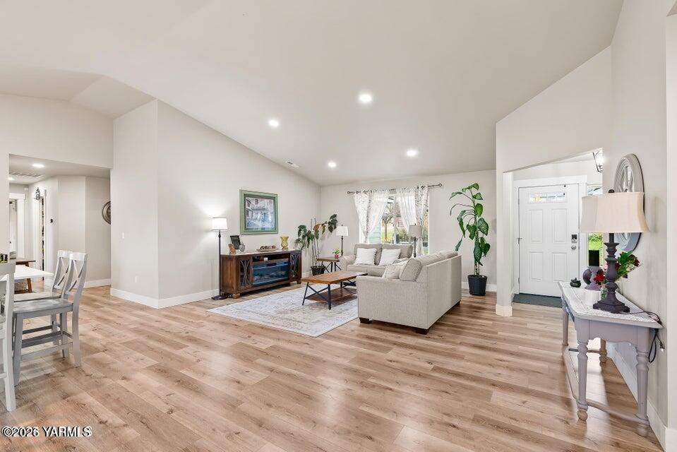 15649 Fisk Road Yakima, WA 98908 - Photo 5 of 37 20251027155833065421000000-o