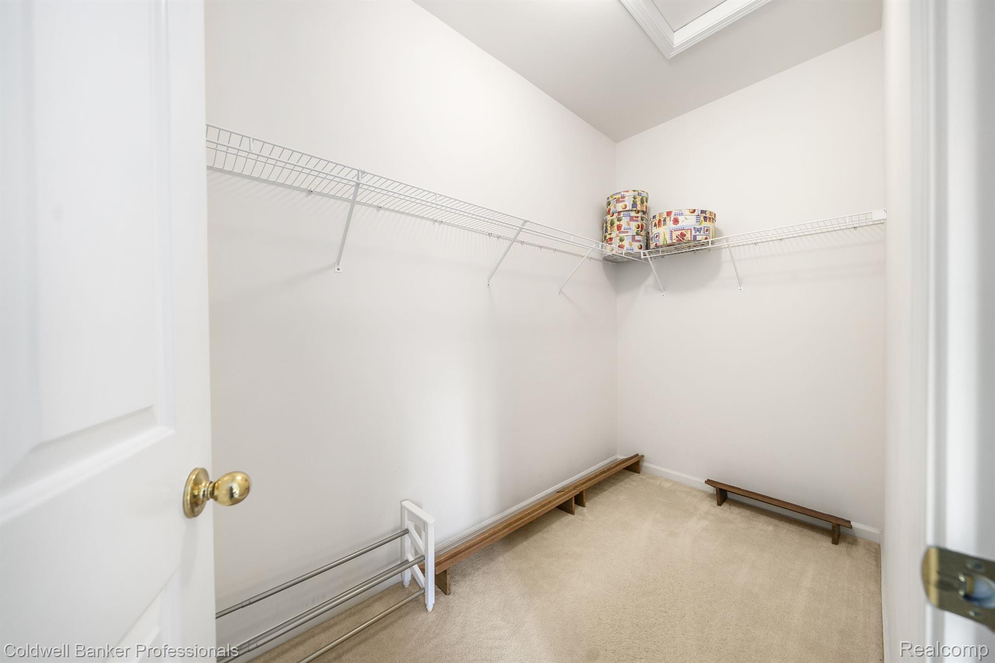 2206 Lagoon Drive Rochester, MI 48309 - Photo 20 of 37 Huge Walk in Closet