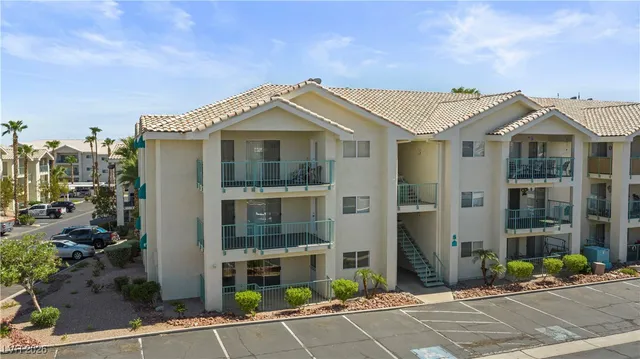 $155,900 | 3550 Bay Sands Drive, Unit 2015, Laughlin, NV 89029