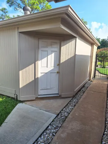 a view of back yard of the house