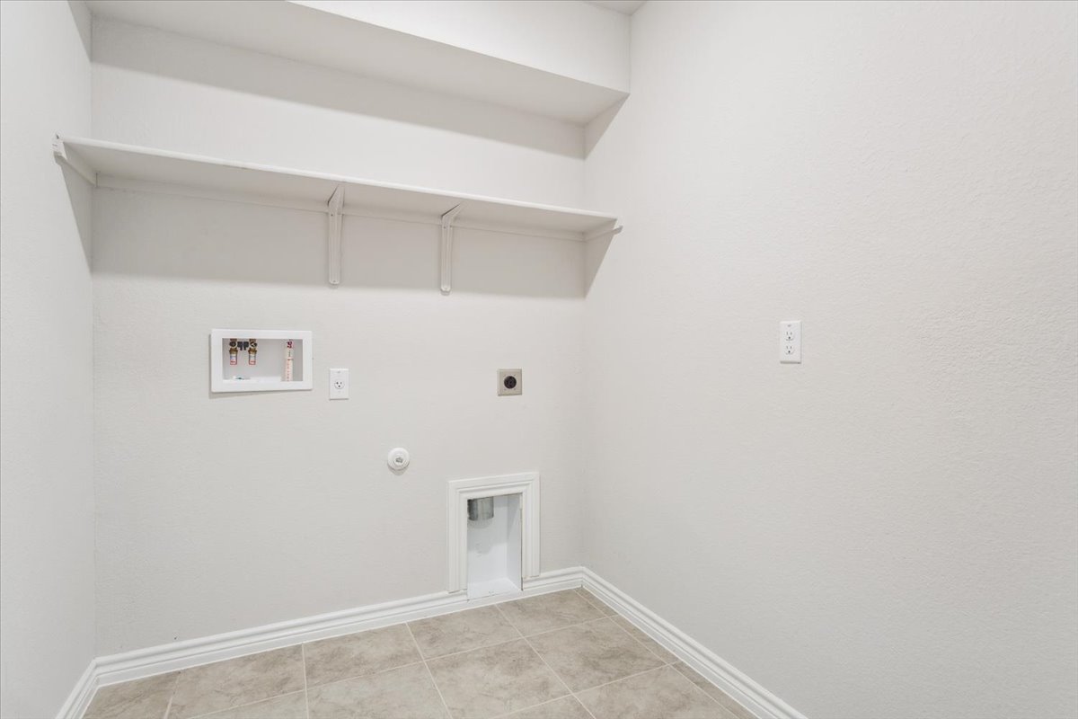 5830 Copano Road Belton, TX 76513 - Photo 29 of 34 Washroom featuring baseboards, hookup for a gas dryer, laundry area, electric dryer hookup, and hookup for a washing machine