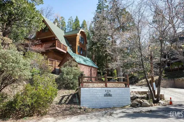 a view of a house with backyard