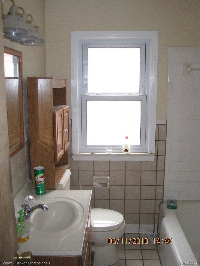 715 Patterson Court Inkster, MI 48141 - Photo 20 of 25 Patterson_Ct_(16)_E.L._Bathroom