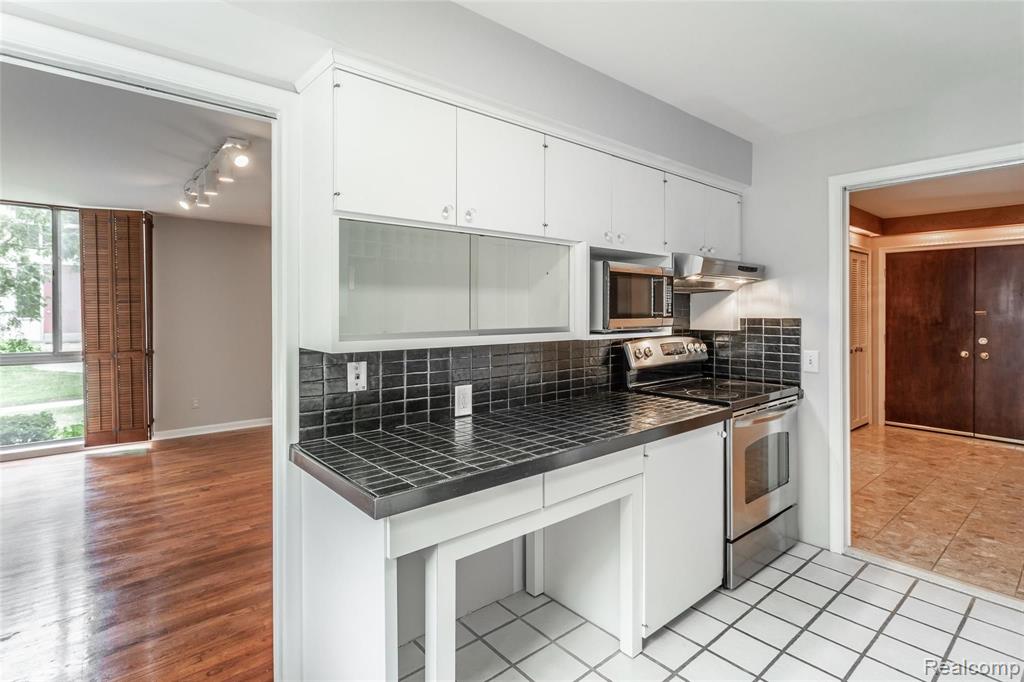 4041 West Maple Road, Unit 104 Bloomfield Hills, MI 48301 - Photo 11 of 25