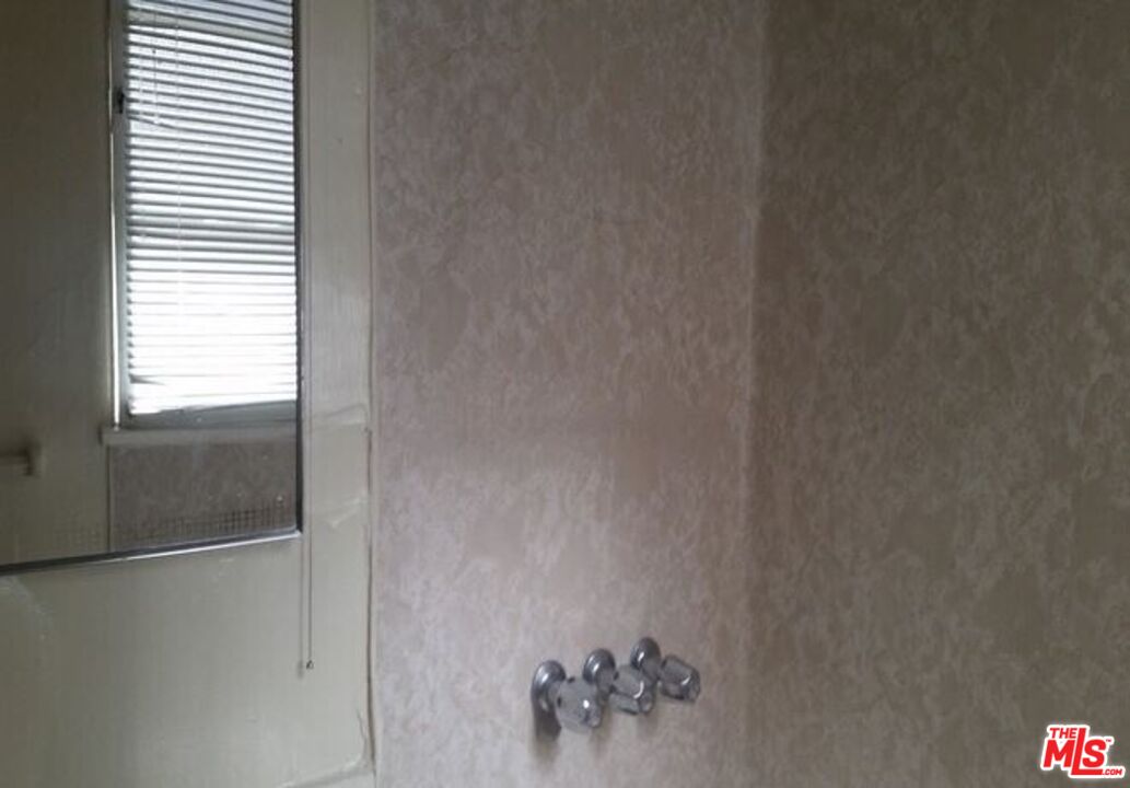 665 South Cochran Avenue, Unit 104 Los Angeles, CA 90036 - Photo 4 of 8 a bathroom with a bathtub