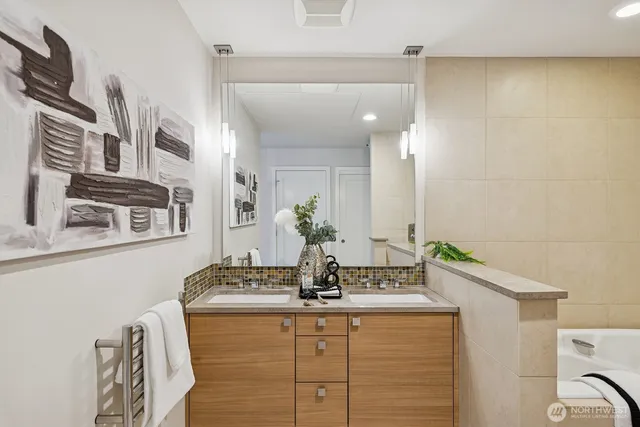 $998,888 | 10000 Main Street, Unit 502, Bellevue, WA 98004