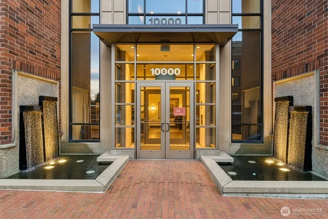 $998,888 | 10000 Main Street, Unit 502, Bellevue, WA 98004