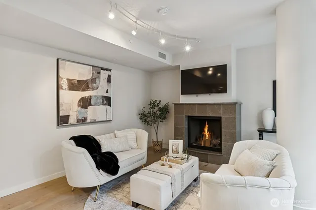 $998,888 | 10000 Main Street, Unit 502, Bellevue, WA 98004