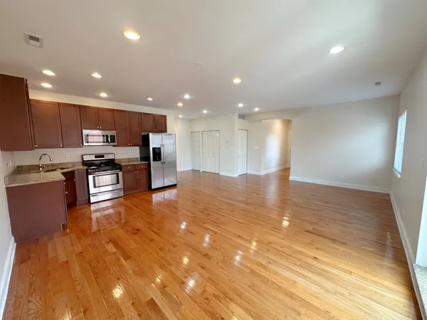 $2,500 | 3705 North Kedzie Avenue, Unit 308, Chicago, IL 60618