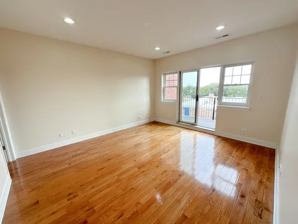 $2,500 | 3705 North Kedzie Avenue, Unit 308, Chicago, IL 60618