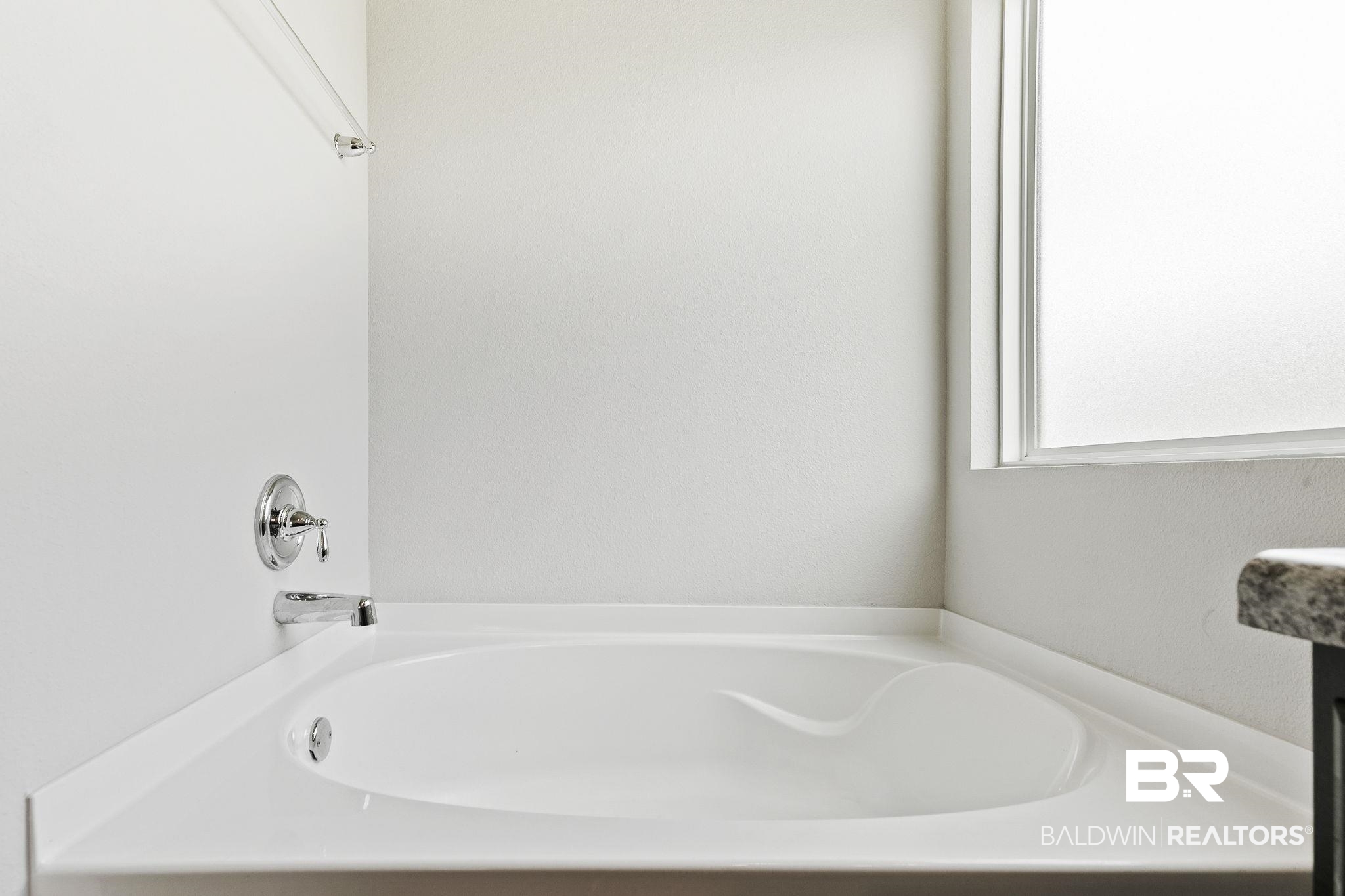 17129 Lanier Boulevard Foley, AL 36535 - Photo 23 of 37 Garden Tub