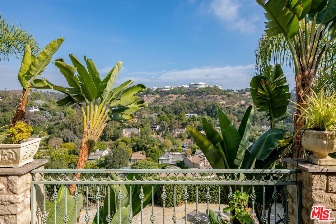 936 Kenfield Avenue Los Angeles, CA 90049 - Photo 24 of 30 a view of a swimming pool with a garden