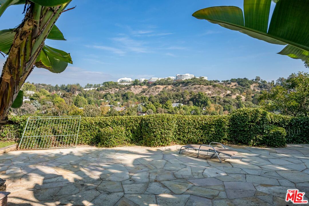 936 Kenfield Avenue Los Angeles, CA 90049 - Photo 28 of 30 a view of a garden with a lake view