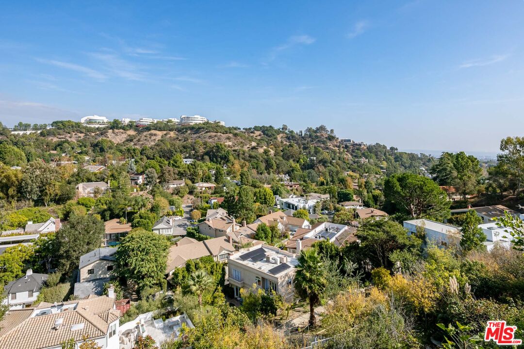 936 Kenfield Avenue Los Angeles, CA 90049 - Photo 30 of 30 a view of a city