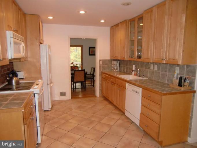 6607 Old Stage Road Rockville, MD 20852 - Photo 4 of 15 Kitchen