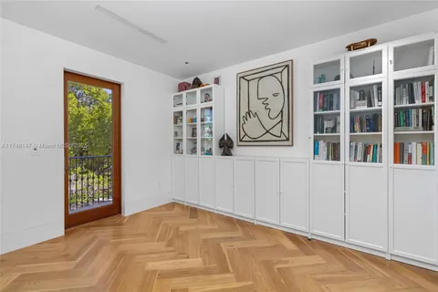 a view of an entryway with workspace