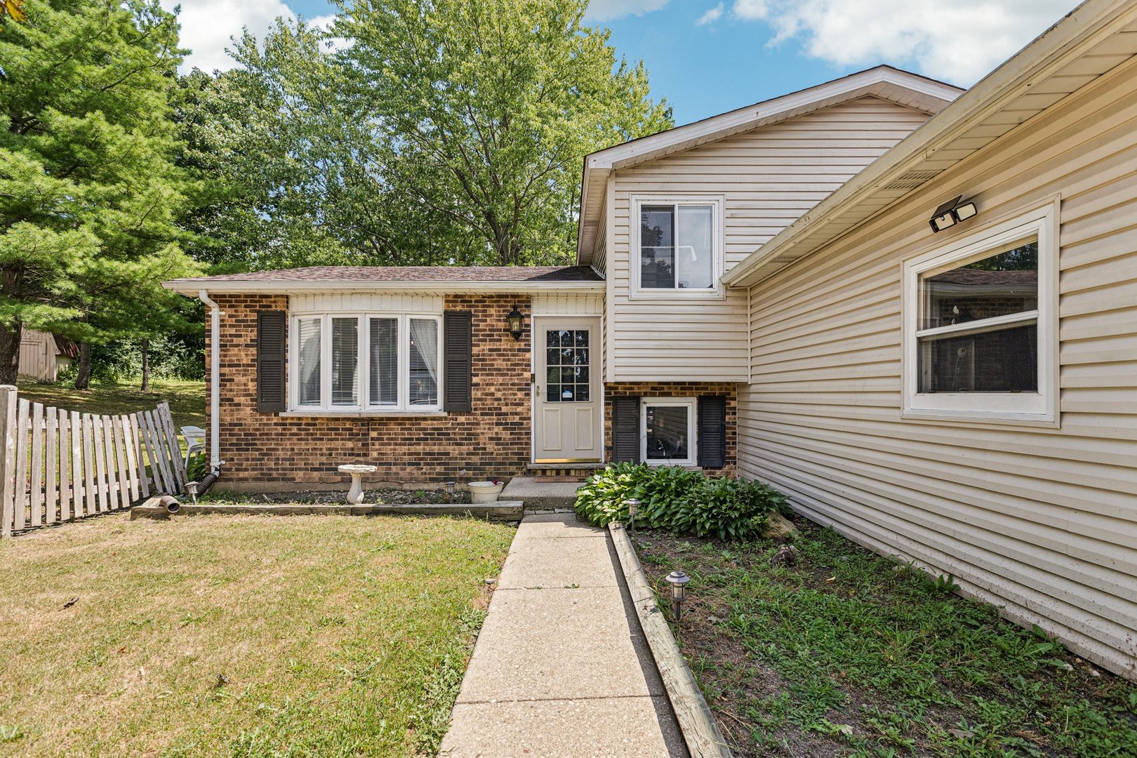 710 Greenbriar Lane Lindenhurst, IL 60046 - Photo 2 of 46