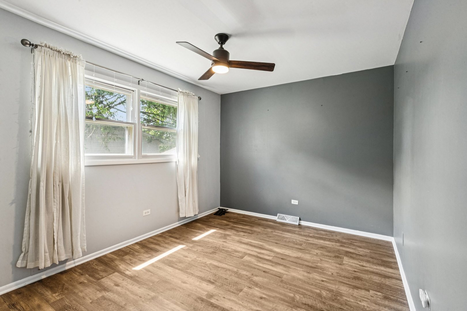 710 Greenbriar Lane Lindenhurst, IL 60046 - Photo 21 of 46