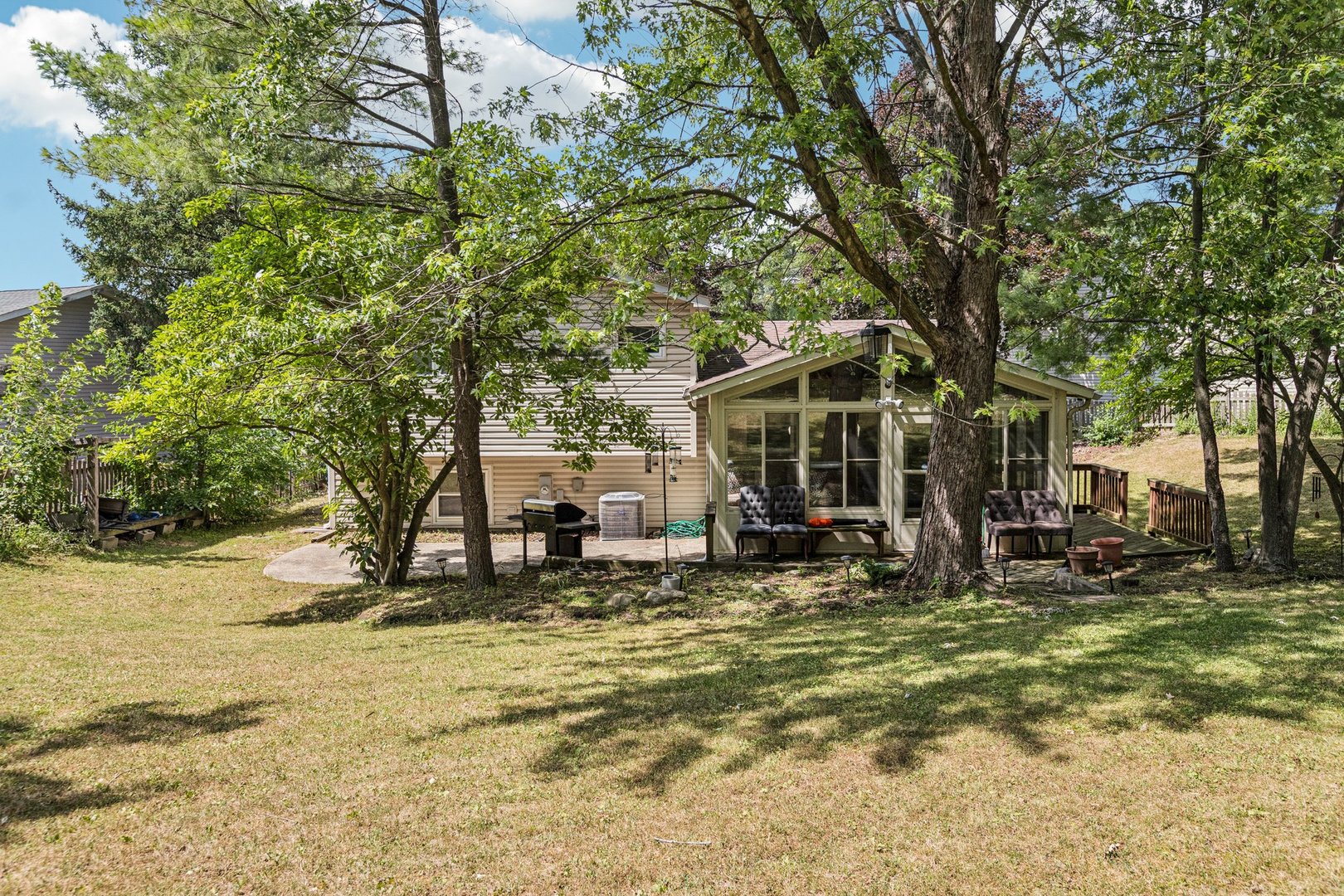 710 Greenbriar Lane Lindenhurst, IL 60046 - Photo 31 of 46