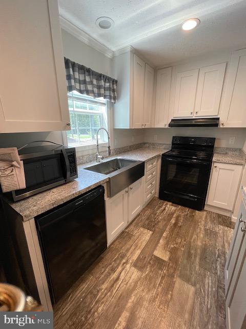 535 Parrish Lane Colonial Beach, VA 22443 - Photo 7 of 18 a kitchen with a stove and a microwave