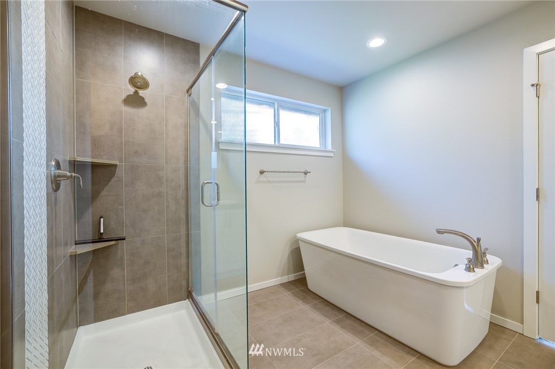 4792 Smithers Avenue South Renton, WA 98055 - Photo 27 of 37 a bathroom with a bathtub and shower