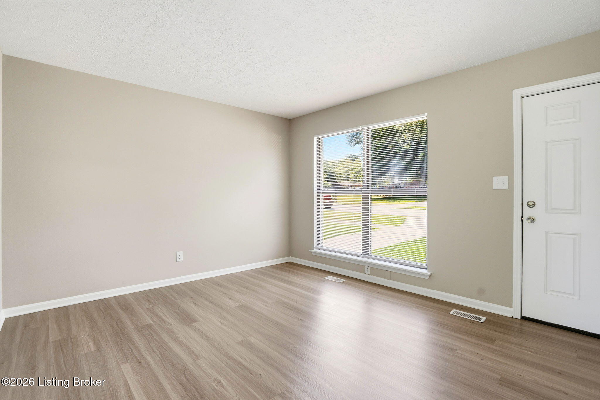 7902 Rochelle Road Louisville, KY 40228 - Photo 6 of 26 7902 Rochelle Rd-11
