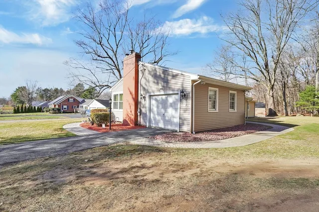 a view of a yard with of house