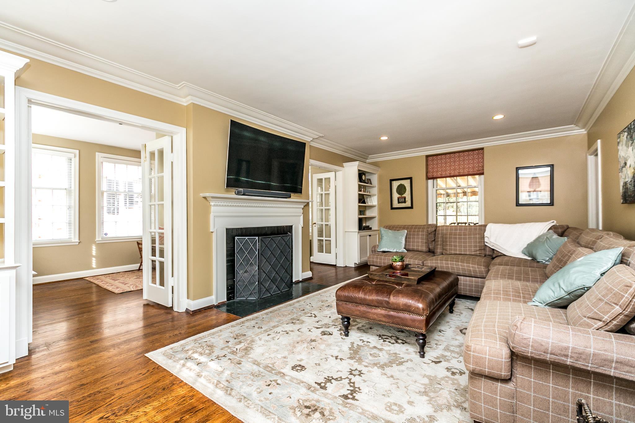 106 Taplow Road Baltimore, MD 21212 - Photo 4 of 42 Living Room