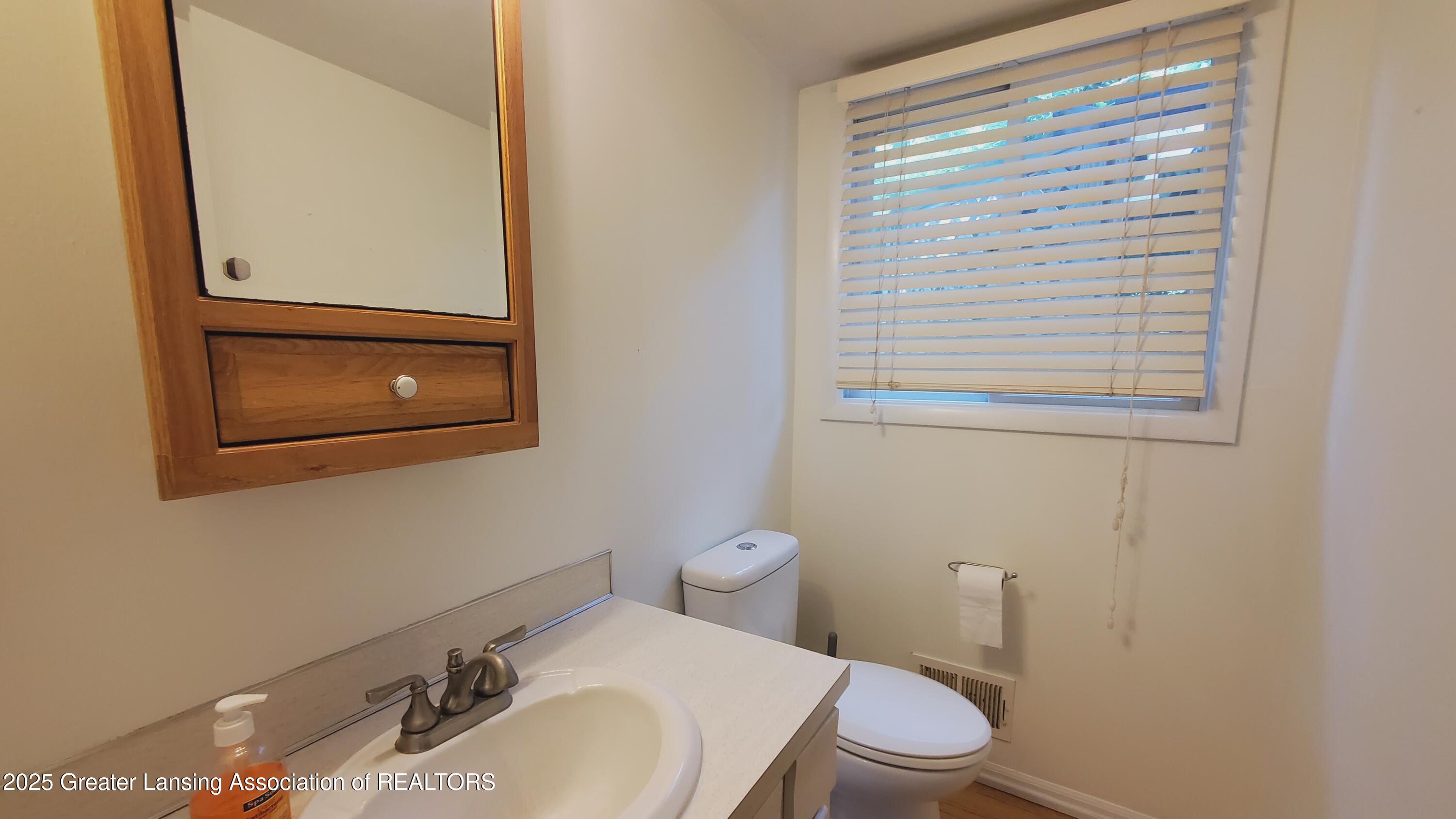 3116 Colchester Road Lansing, MI 48906 - Photo 9 of 23 20240819_102129