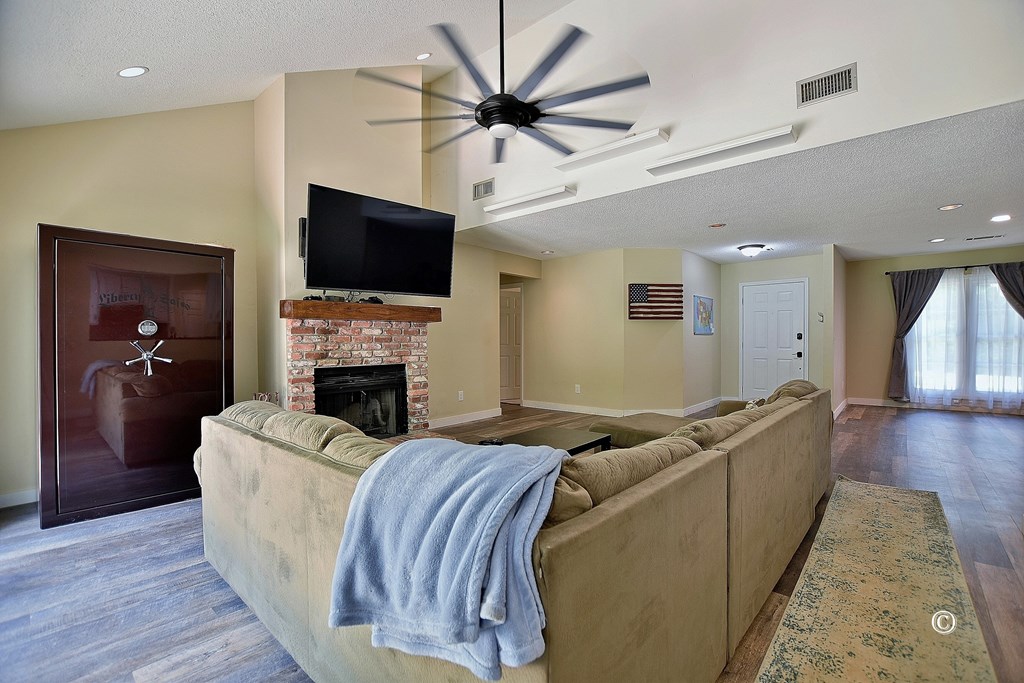 420 Cheyenne Road Columbus, GA 31904 - Photo 5 of 31 Great room/ high ceilings/ big a** fan
