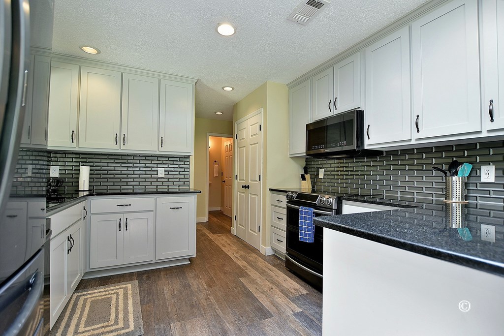 420 Cheyenne Road Columbus, GA 31904 - Photo 8 of 31 Updated kitchen with granite and glass subway tile
