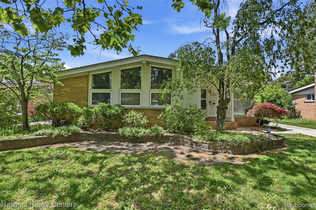 17159 Rougeway Street Livonia, MI 48152 - Photo 3 of 36