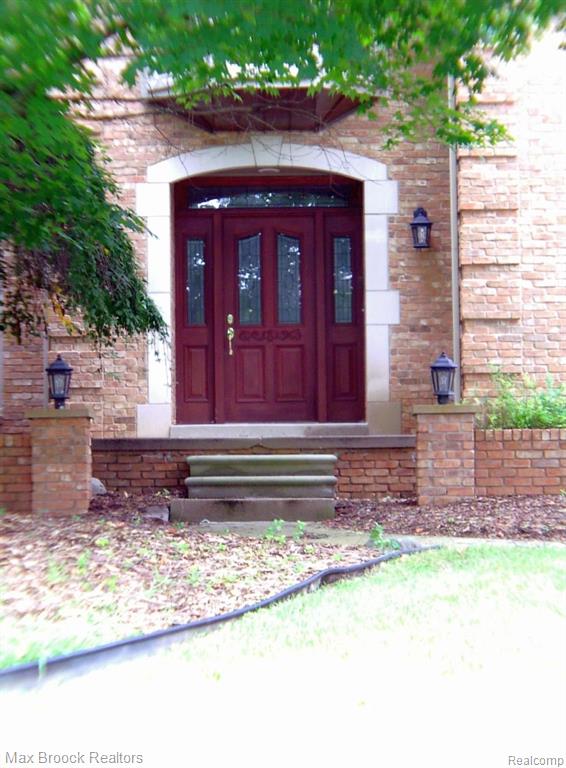 2817 Eagle Drive Rochester Hills, MI 48309 - Photo 2 of 31